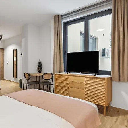 Limehome Solonos Center Апартаменты *